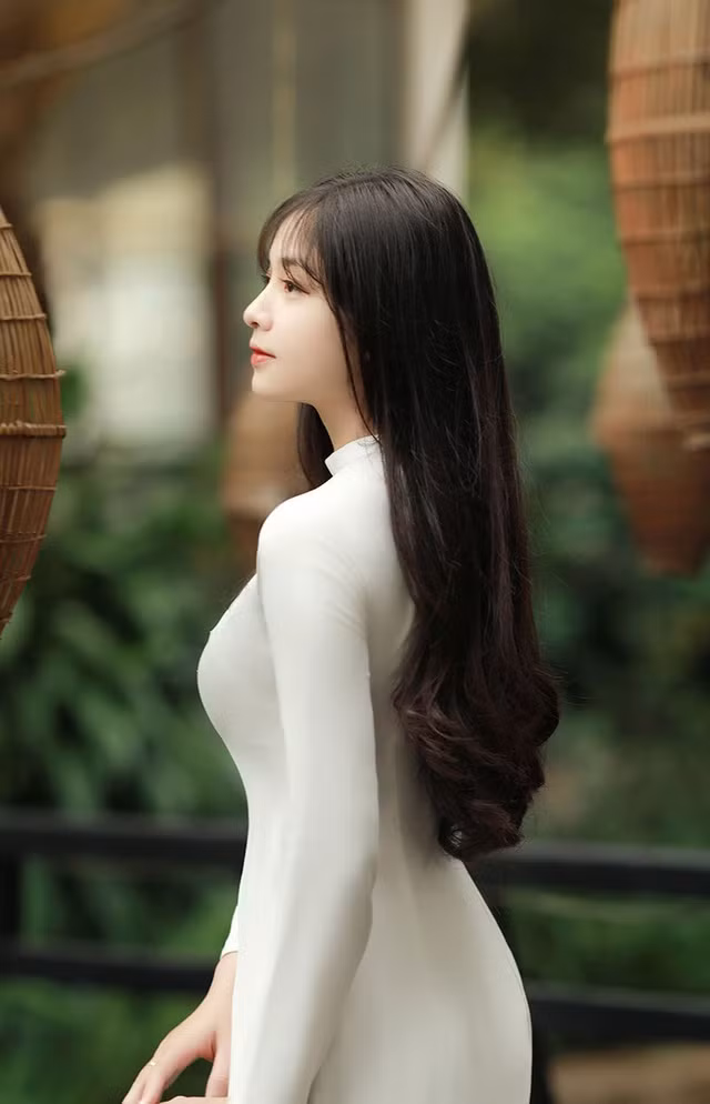 Nhờ sống mũi cao và thẳng, và đặc biệt là thân hình chuẩn dáng người mẫu, Xuân Trúc khiến người ngắm mình phải “bỏng mắt”.