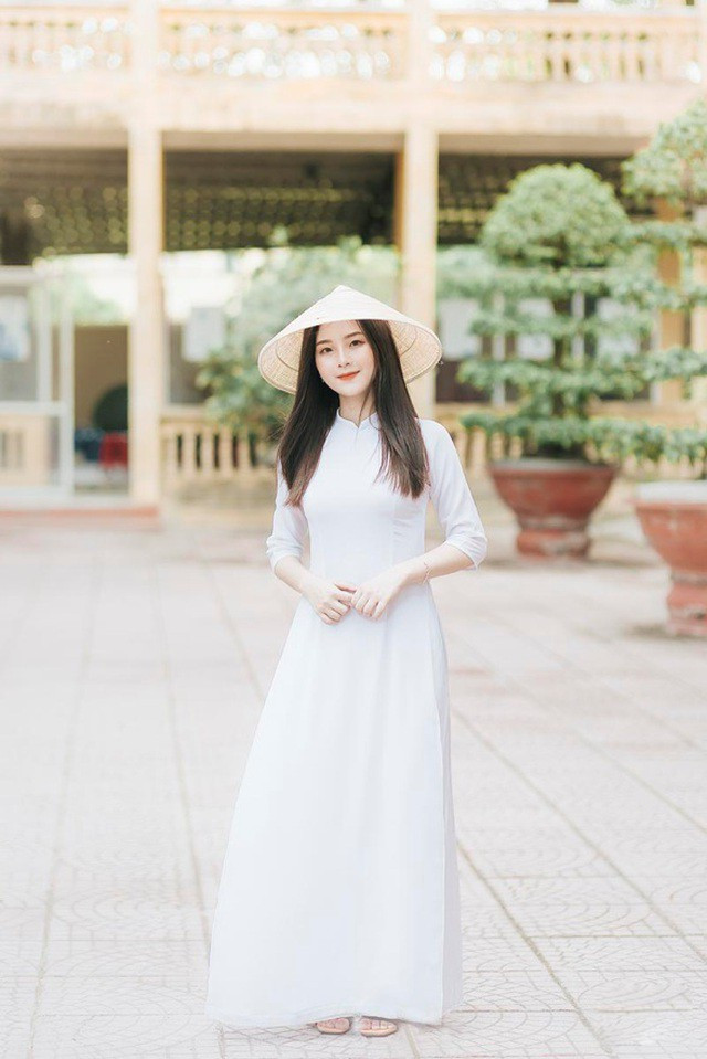 Hường vừa hoàn thành chương trình học cấp 3. THPT An Lão là ngôi trường có rất nhiều kỉ niệm đáng nhớ đối với cô nàng.