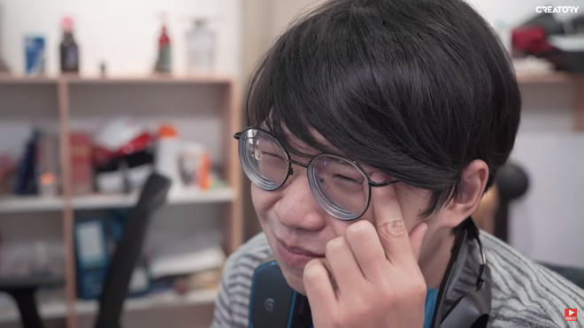 Món bánh của nữ streamer chia làm 3 tầng. 2 tầng trên khá bình thường không có gì đáng nói. Tuy nhiên, 100% nguyên liệu ở tầng cuối cùng lại làm từ mì gói. Sau khi làm xong, cô nàng ngay lập tức đem ra thử với đồng nghiệp công ty, hầu hết đều bị dọa đến hồn xiêu phách tán.