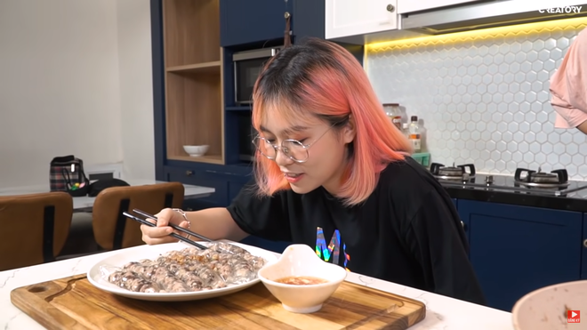 Lại một món ăn nữa trong thực đơn bá đạo của mẹ Mít. Dường như chỉ cần TikTok có món ăn nào hot, nhất là những gì liên quan đến rau câu, MisThy sẽ không ngại gian khổ làm cho bằng được để đem đồng nghiệp ra làm chuột bạch.