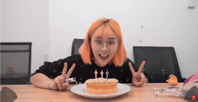 Cứ tưởng với hàng loạt món ăn bá đạo như trên, MisThy không còn gì có thể làm người hâm mộ ngạc nhiên. Nhưng óc sáng tạo của cô nàng dường như không có giới hạn khi cho ra đời món bánh kem mì gói, thách thức mọi định nghĩa ẩm thực.