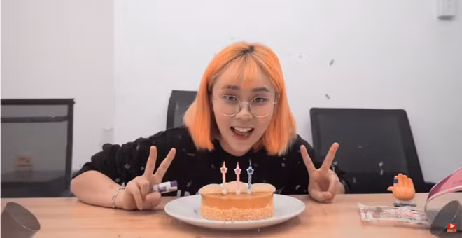 Cứ tưởng với hàng loạt món ăn bá đạo như trên, MisThy không còn gì có thể làm người hâm mộ ngạc nhiên. Nhưng óc sáng tạo của cô nàng dường như không có giới hạn khi cho ra đời món bánh kem mì gói, thách thức mọi định nghĩa ẩm thực.