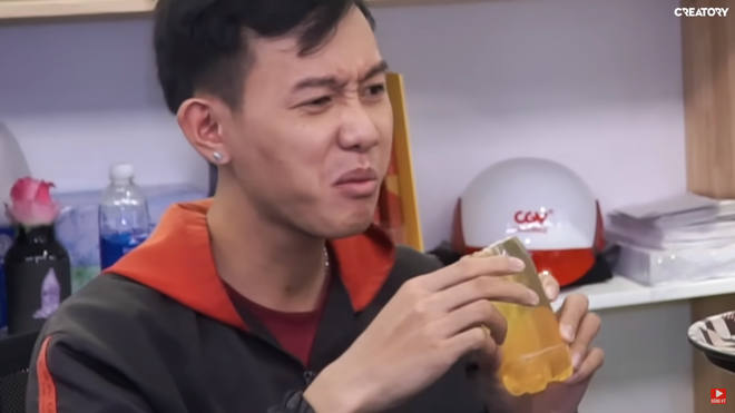 Theo đánh giá của đồng nghiệp, món rau câu ấy có mùi "giống nước hồ bơi". Tuy nhiên, độ ngon của nó thì vẫn tạm chấp nhận được.