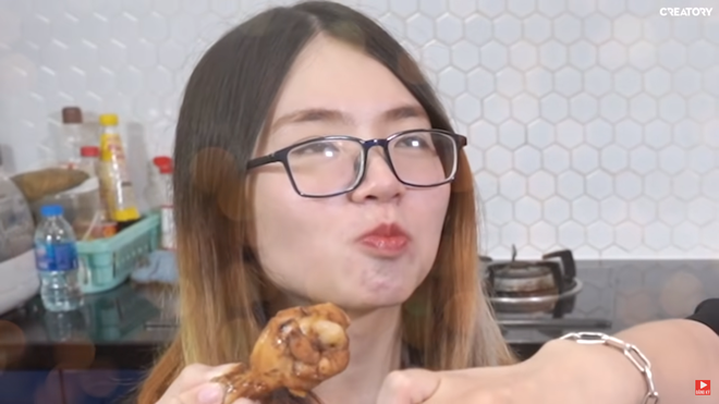 Dường như các món ăn như gà nấu cà ri, gà chiên, gà kho sả đã quá đỗi bình thường nên cô nàng MisThy muốn thử thách bản thân với món... gà nấu Coca.