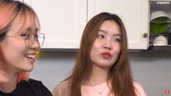 Về mặt nguyên liệu, món ăn này không khác gì bánh cuốn truyền thống là mấy, chỉ có điều phần vỏ lại được làm từ rau câu. Sau khi hoàn tất, đồng nghiệp đánh giá món ăni nhạt, đầu bếp MisThy cần thêm muối.