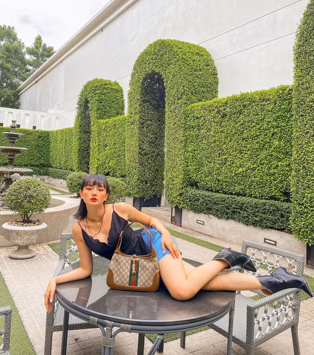 Gu thời trang của hot girl này được đánh giá rất sang trọng và lộng lẫy.