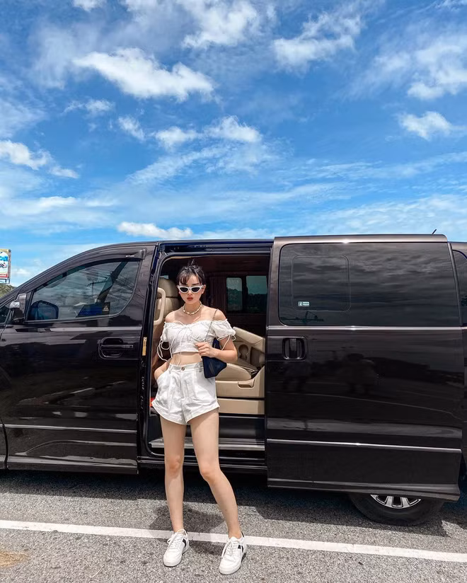 Trên MXH, Angela không chia sẻ nhiều hình ảnh chụp chung với chồng nhưng vẫn nhắc về "nửa kia" trong sự hạnh phúc.