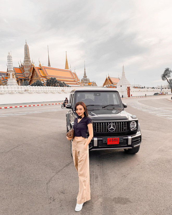 Phong cách sang chảnh, thanh lịch nhưng vẫn rất trẻ trung giúp Angela ghi điểm tuyệt đối với dân mạng.