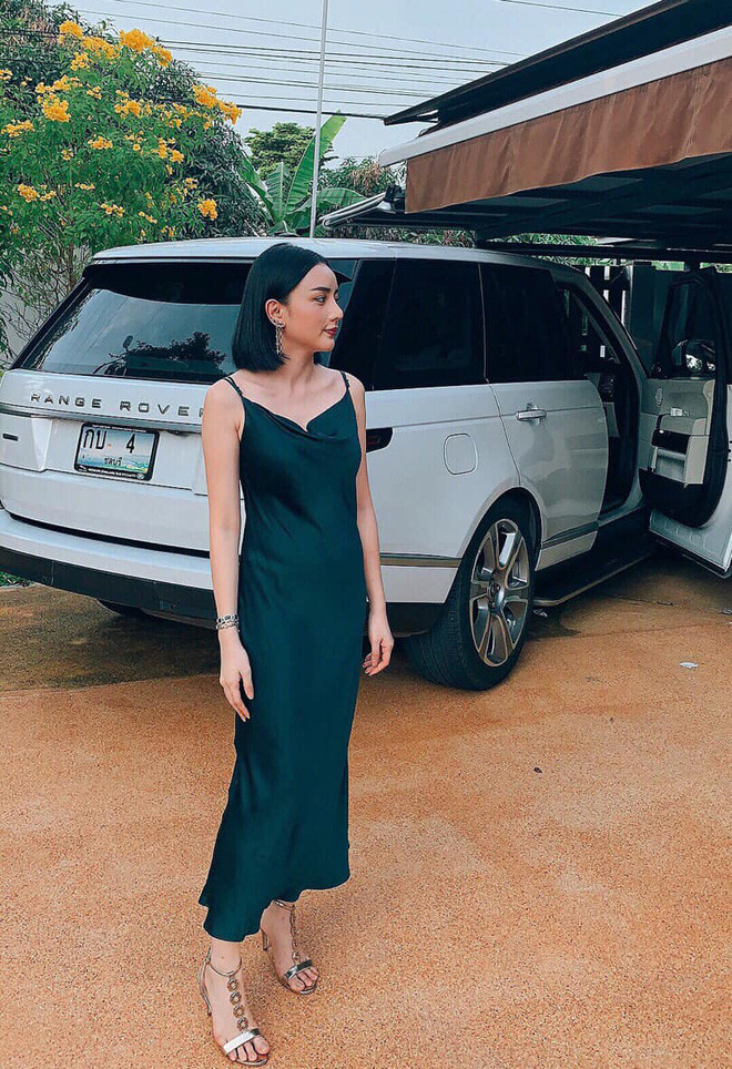 Không theo style hở hang quá đà, Angela Minh Châu gây thiện cảm với phong cách ăn mặc sành điệu và tinh tế.