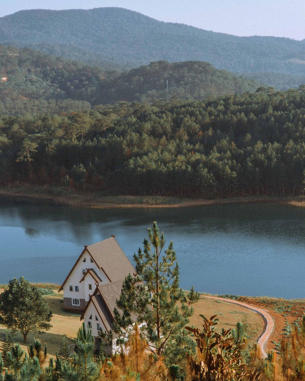 Tên gọi Đà Lạt được bắt nguồn từ "Đạ Lạch", có nghĩa là nước hay suối của người Lạch (Lát).