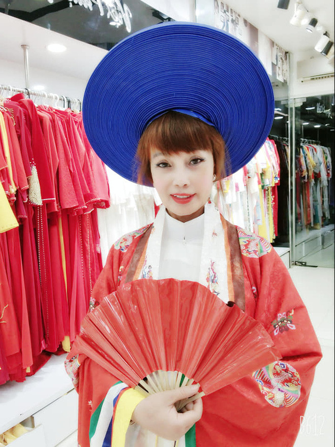 Cặp đôi sẽ đi chụp bộ ảnh cưới mới nhất dù cô dâu 62 tuổi tự thấy khuôn mặt của mình chưa thực sự hoàn thiện sau ca “dao kéo”.