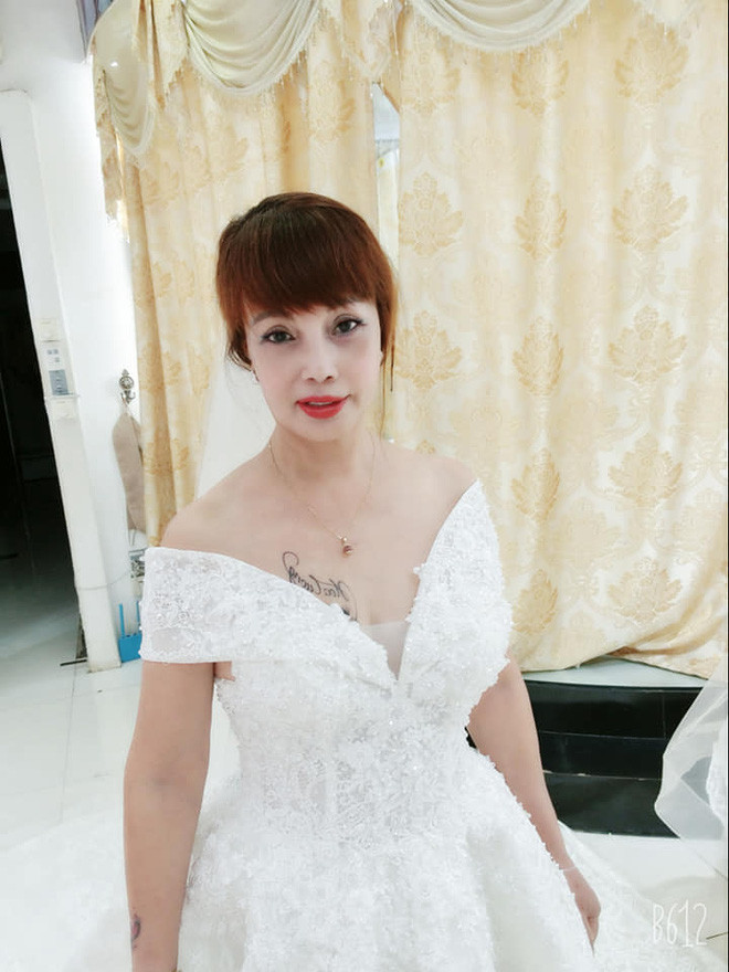 Có thể thấy, gương mặt của bà xã Hoa Cương trông rất "khác lạ" so với trước đây.