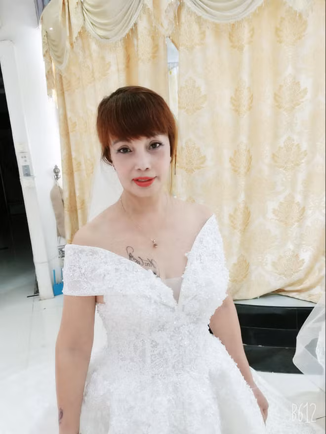 Có thể thấy, gương mặt của bà xã Hoa Cương trông rất "khác lạ" so với trước đây.