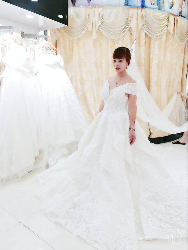 Tuy nhiên, điều khiến mọi người quan tâm nhất đó chính là nhan sắc sau khi thực hiện "dao kéo" của cô dâu 62 tuổi Thu Sao.