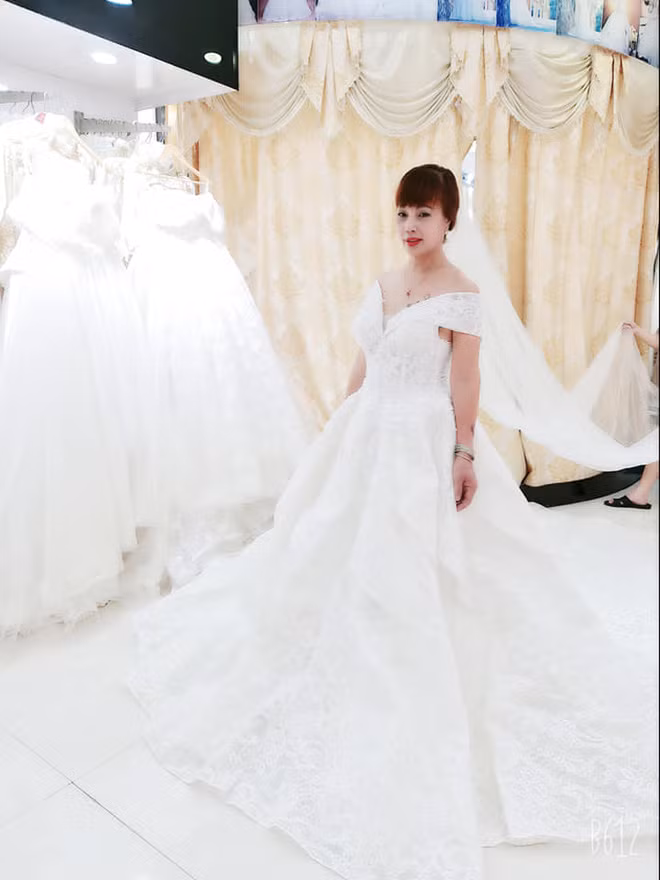 Tuy nhiên, điều khiến mọi người quan tâm nhất đó chính là nhan sắc sau khi thực hiện "dao kéo" của cô dâu 62 tuổi Thu Sao.