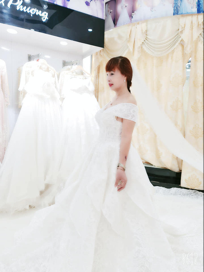 Làn da của chị Thu Sao trở nên trắng mịn, nếp nhăn hạn chế hơn và cô còn sở hữu một sống mũi cao, đôi môi đỏ chót so với độ tuổi thật của mình.