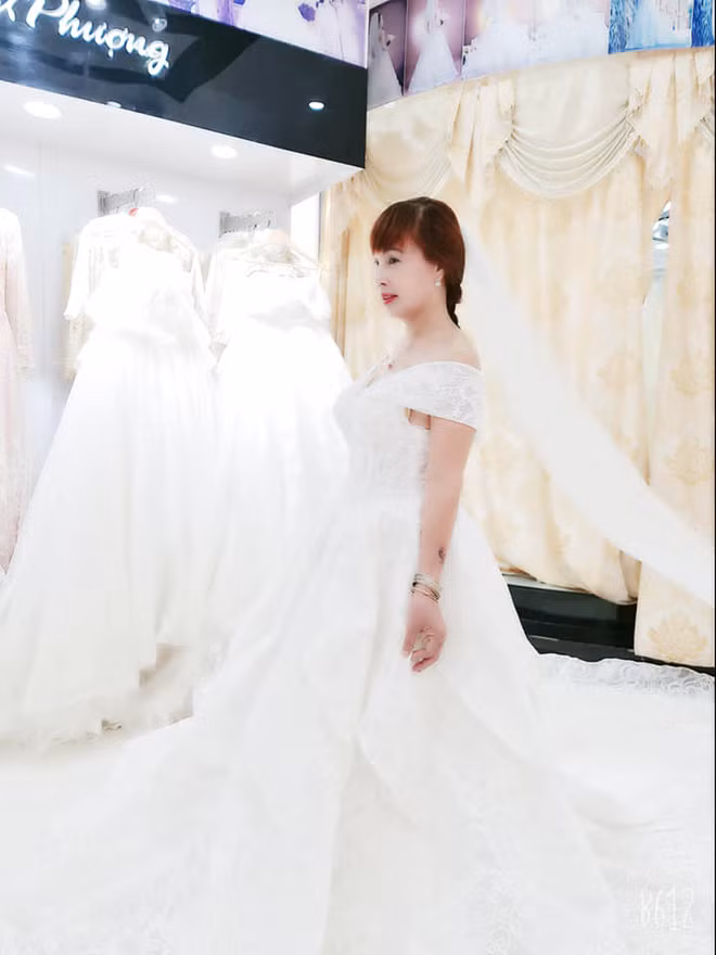 Làn da của chị Thu Sao trở nên trắng mịn, nếp nhăn hạn chế hơn và cô còn sở hữu một sống mũi cao, đôi môi đỏ chót so với độ tuổi thật của mình.