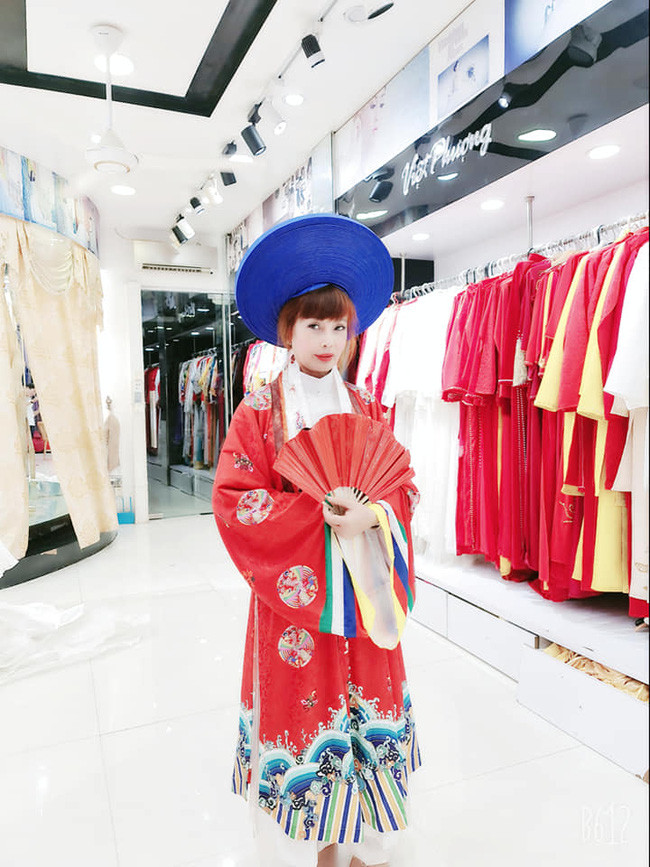 Chị Thu Sao tiết lộ, đây là loạt hình được ông xã kém 36 tuổi chụp lại trong buổi đi thử váy cưới.