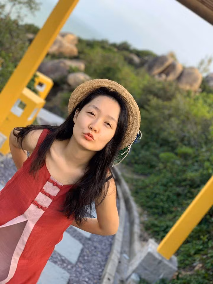 Nhan sắc đời thường của nữ BTV VTV nhận được nhiều lời khen của đồng nghiệp và khán giả. Dù không sắc sảo, trau chuốt như hình ảnh thường thấy trên sóng truyền hình nhưng Thu Hà được khen vì sự xinh đẹp, trẻ trung.