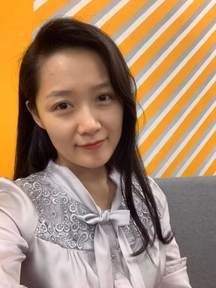 Khoe mặt mộc, “BTV Thời sự 19h” khiên fan không khỏi bất ngờ Khoe mat moc, “BTV Thoi su 19h” khien fan khong khoi bat ngo