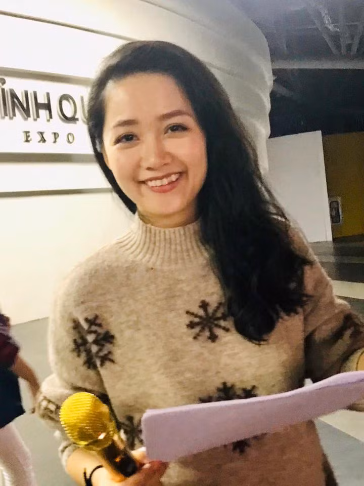 Sinh năm 1988, Thu Hà còn được mệnh danh là "BTV trẻ nhất bản tin Thời sự 19h".