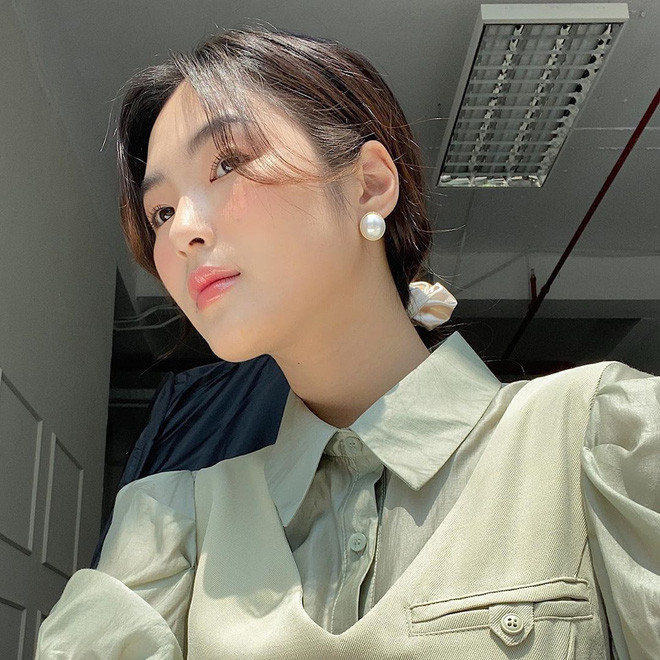 Phong cách thường ngày của Linh Chi theo lối trẻ trung, năng động và đầy cá tính.