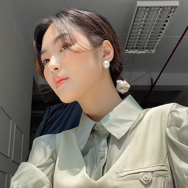 Phong cách thường ngày của Linh Chi theo lối trẻ trung, năng động và đầy cá tính.