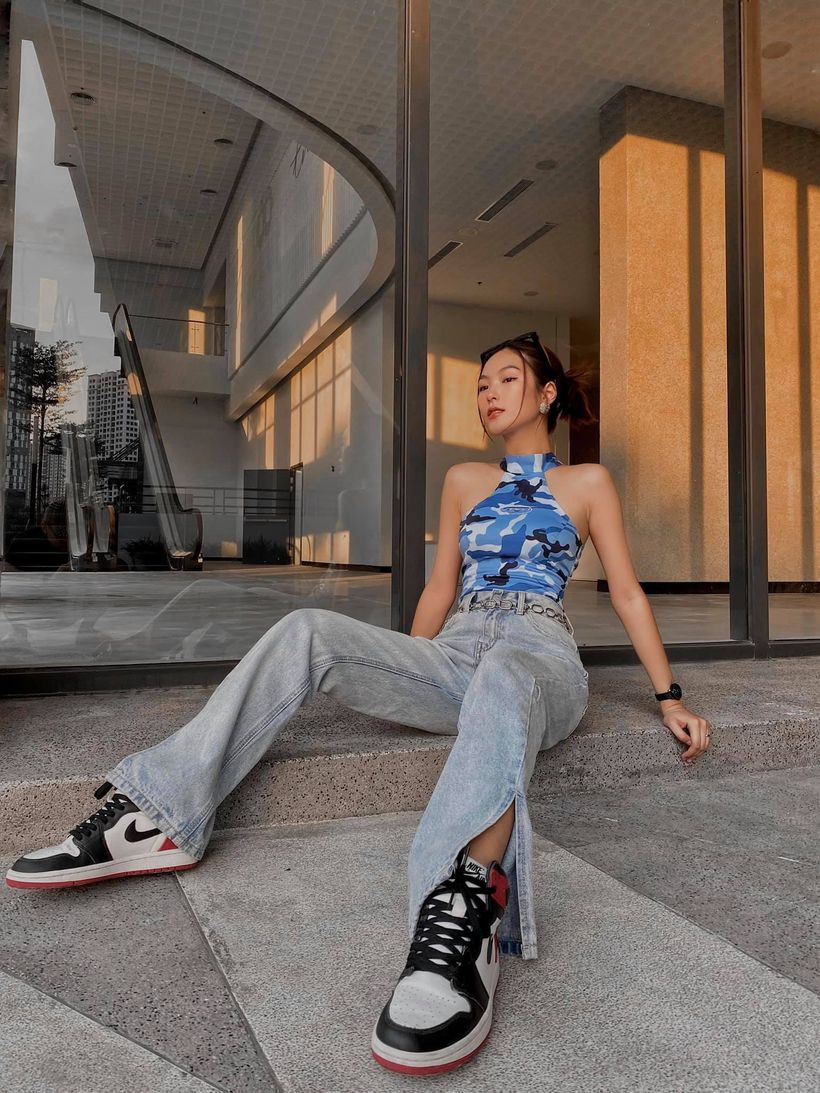 Lượn một vòng quanh trang cá nhân của Linh Chi, có thể nhận thấy gái xinh này rất chăm chỉ chia sẻ hình ảnh lên mạng xã hội.