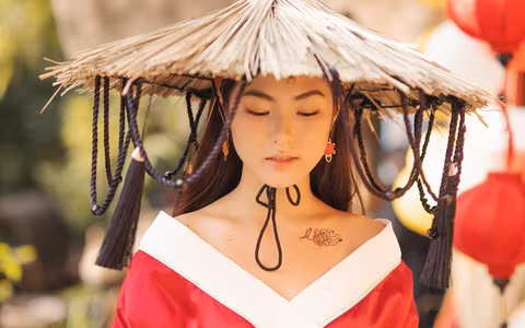 Cô nàng gây ấn tượng khi sở hữu vẻ đẹp lạ, cực hợp với tạo hình cổ trang.