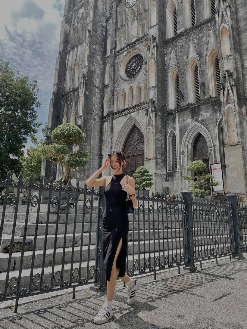 Trước khi xuất hiện trong MV của Jack, Linh Chi được biết tới là một mẫu ảnh lookbook quen mặt ở Hà Nội.