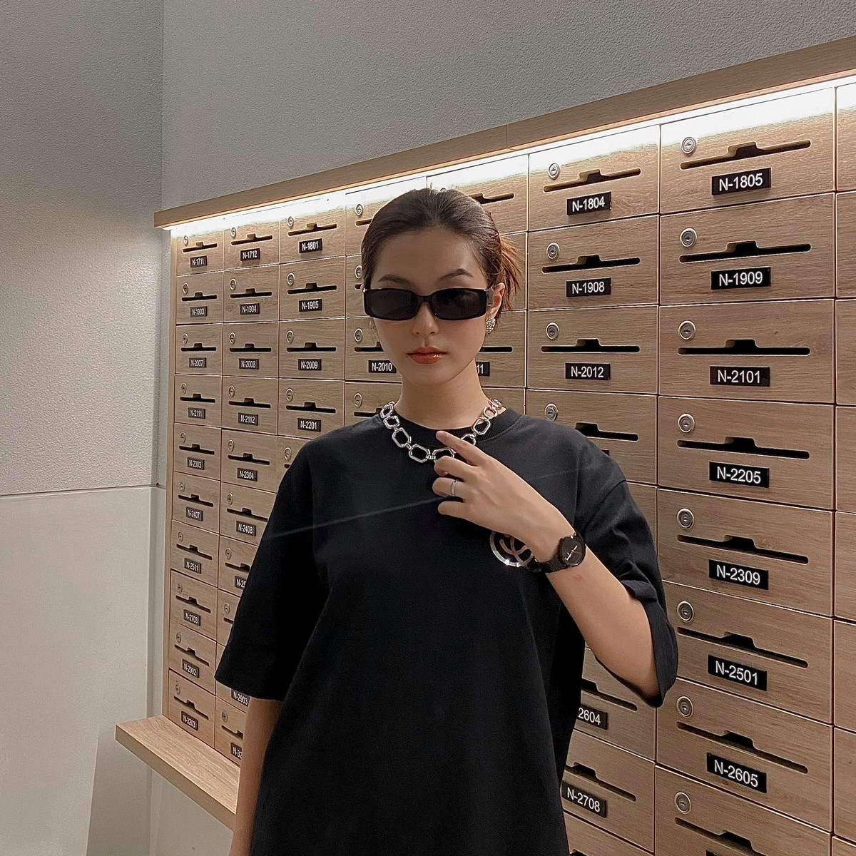 Ngoài ra cô bạn này còn có body không phải dạng vừa, nóng bỏng và quyến rũ. Cùng với đó là gu ăn mặc trẻ trung, thời thượng.