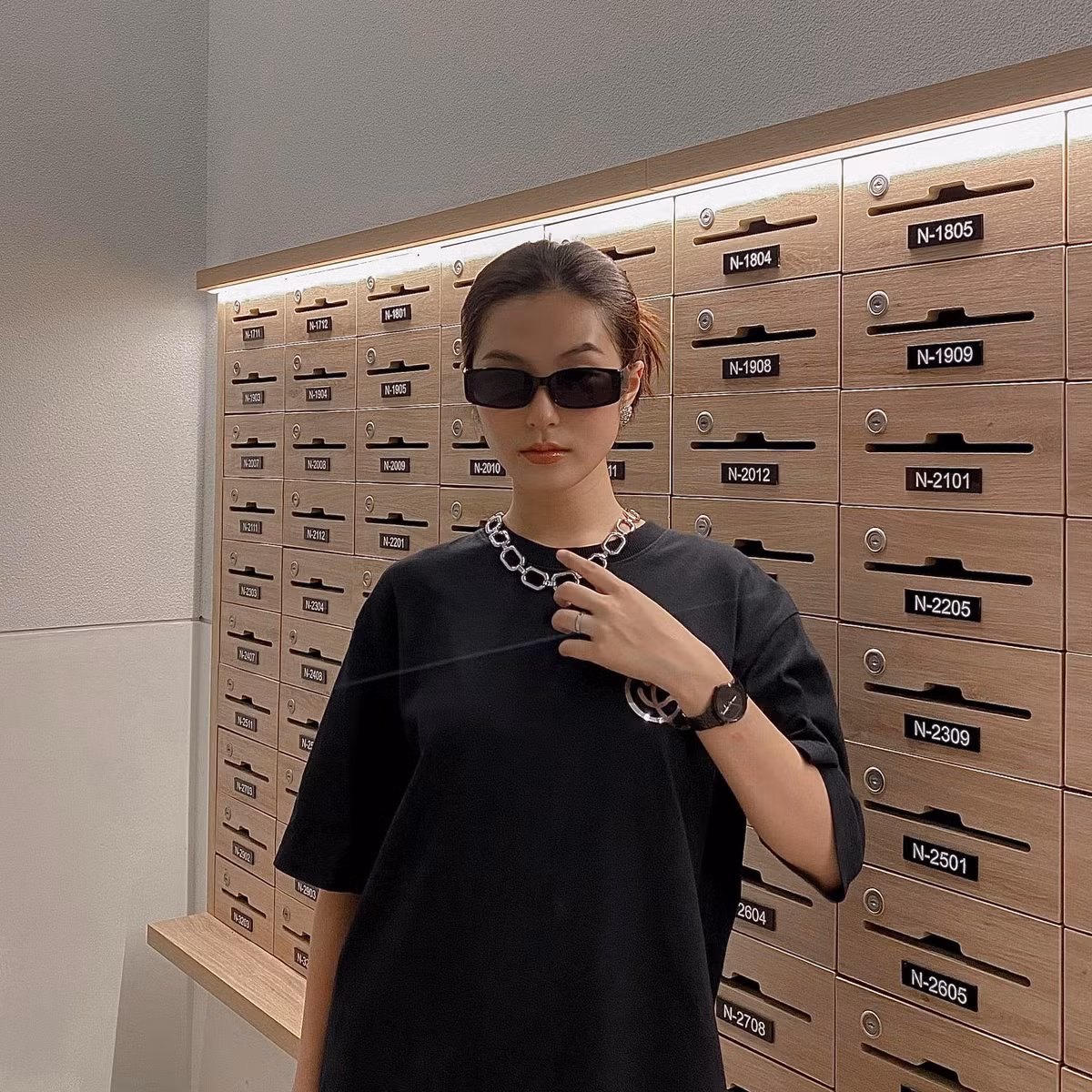 Ngoài ra cô bạn này còn có body không phải dạng vừa, nóng bỏng và quyến rũ. Cùng với đó là gu ăn mặc trẻ trung, thời thượng.