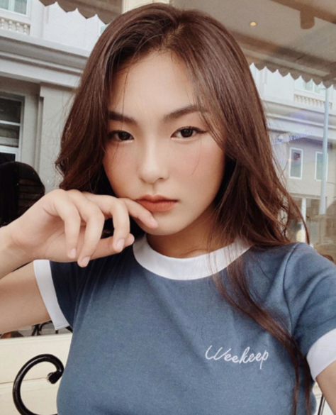 Dù khá kín tiếng trong lần đầu tham gia MV ca nhạc, nhưng nhiều khán giả dành lời khen ngợi khi cô có vẻ đẹp hợp đóng MV cổ trang và có diễn xuất khá tự nhiên.