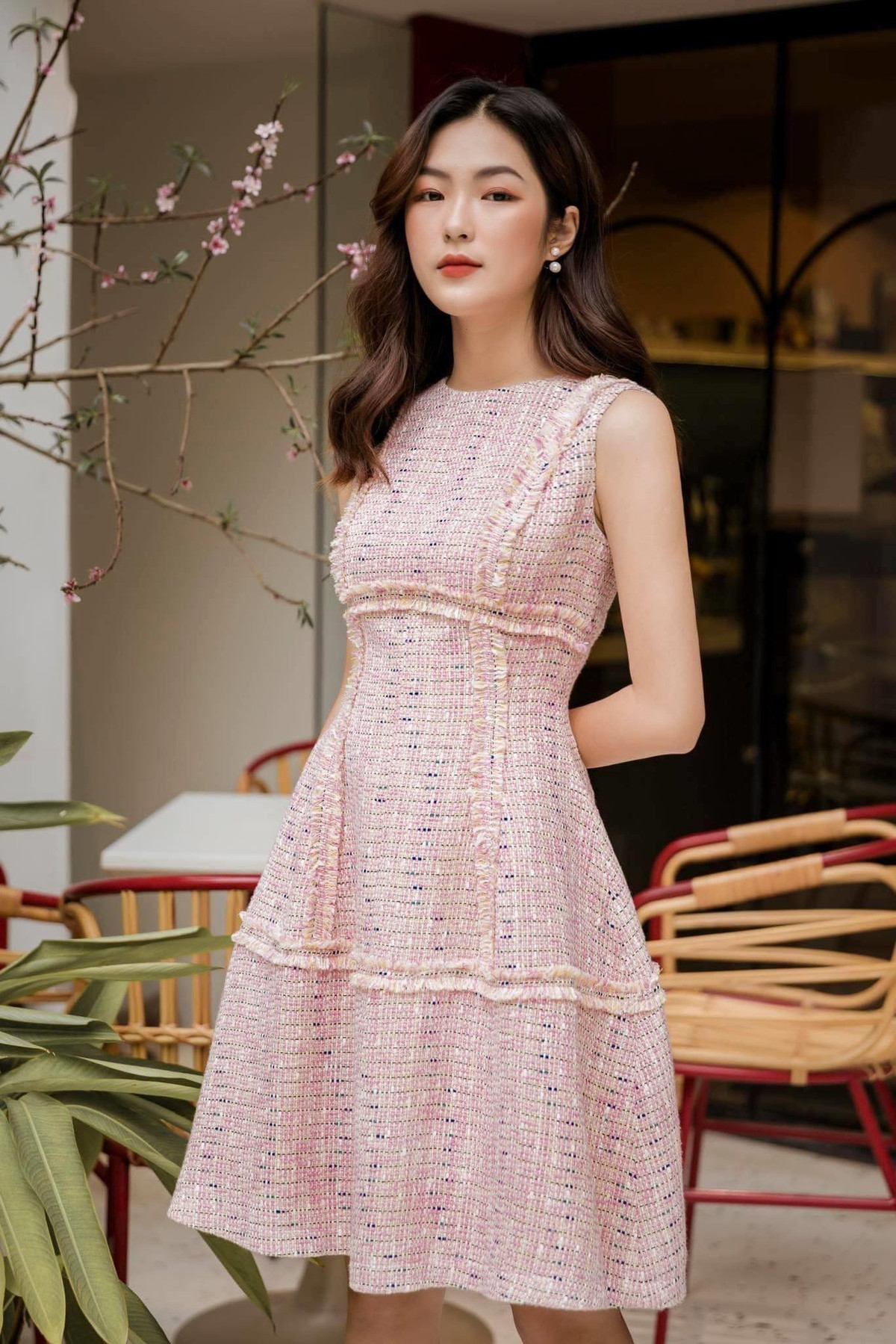 Linh Chi được khen ngợi sở hữu vẻ đẹp cực lạ không lẫn vào đâu được, đặc biệt là đôi mắt đầy cuốn hút.