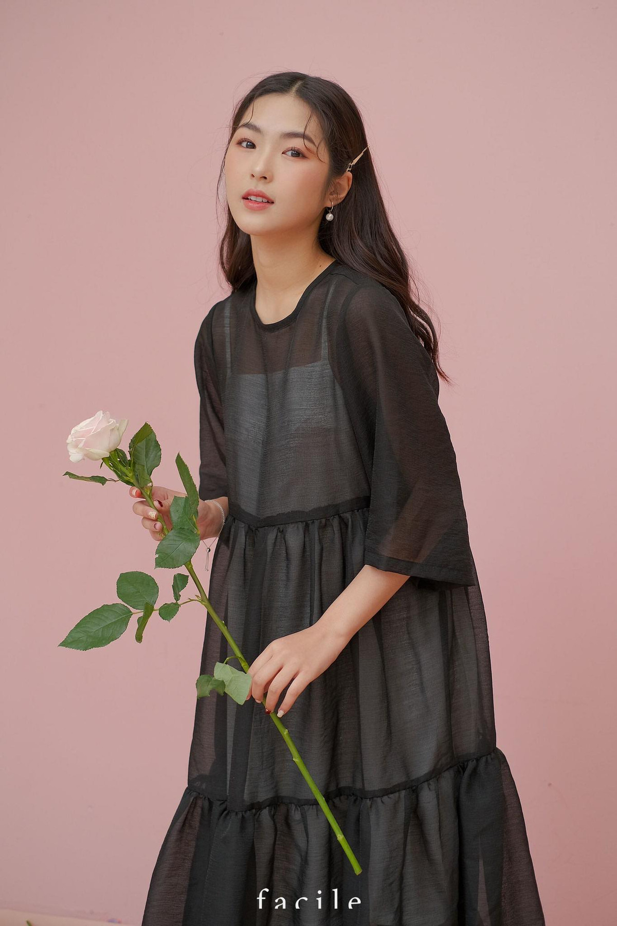 Hot girl 2K hiện đang sở hữu hơn 10 ngàn follower trên Instagram, cô còn gây ấn tượng khi có phong cách thời trang bắt trend.