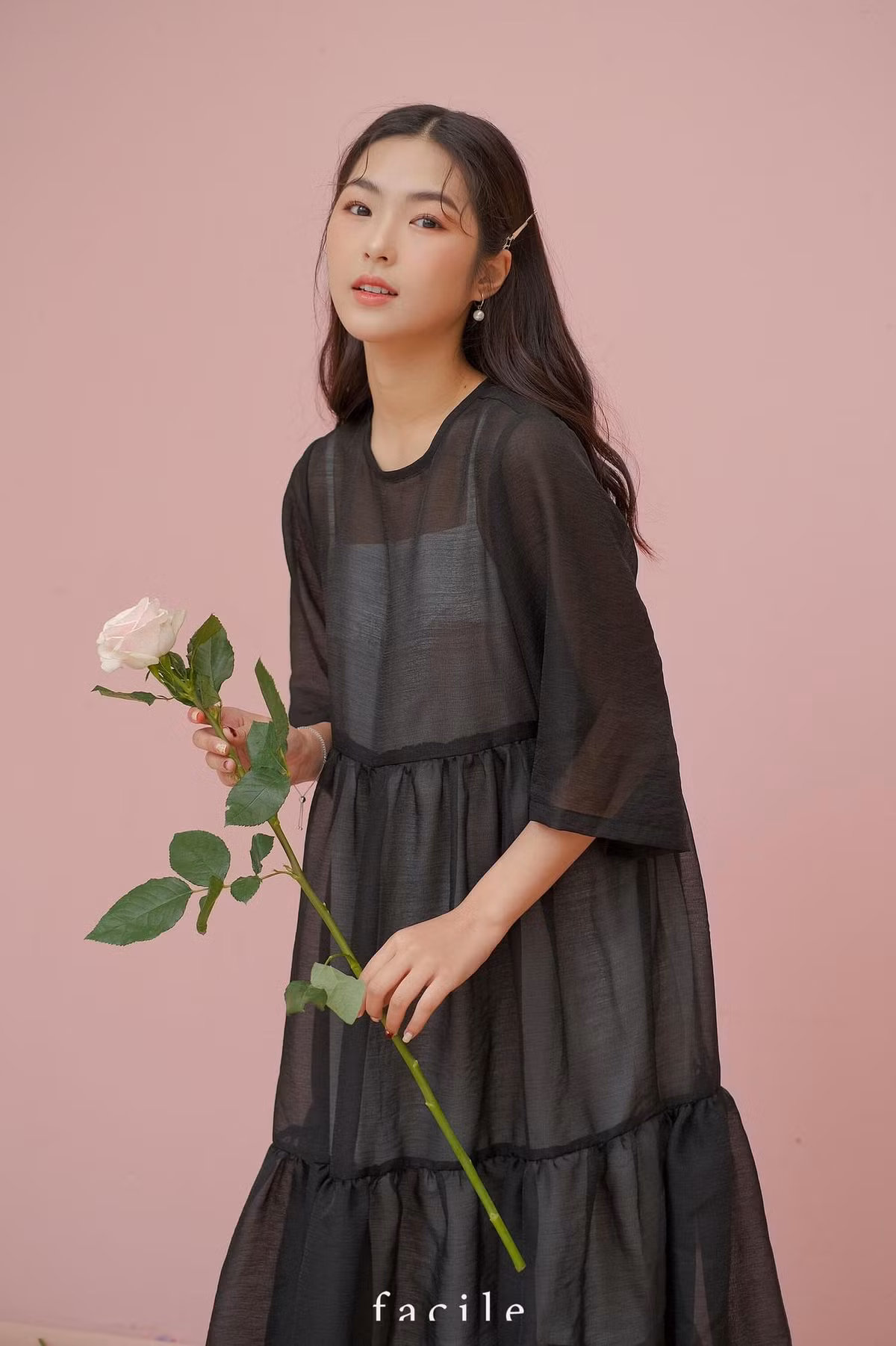 Hot girl 2K hiện đang sở hữu hơn 10 ngàn follower trên Instagram, cô còn gây ấn tượng khi có phong cách thời trang bắt trend.