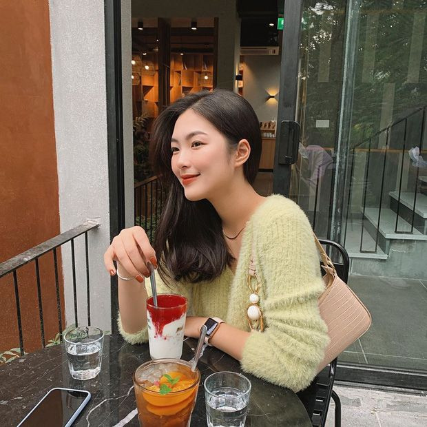 Linh Chi hiện đang là hot girl khá có tiếng trong cộng đồng giới trẻ, cô nàng sở hữu gương mặt chuẩn nét Á Đông cùng thần thái " không phải dạng vừa".