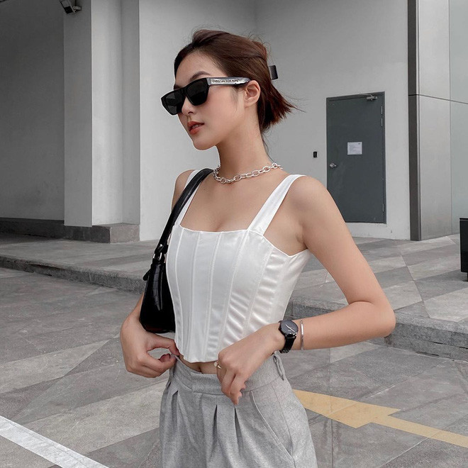 Cô cũng cho thấy khả năng phối đồ ấn tượng khi thường xuyên kết hợp trang phục với các phụ kiện khác như túi xách, kính mát...