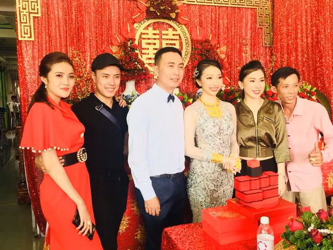 Số vàng trên cổ, cổ tay và ngón tay của Cẩm Duyên nhiều đến nỗi khiến người nhìn “hoa mắt”.