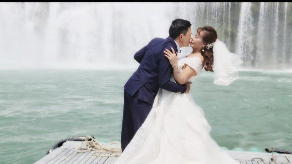 Qua bộ ảnh cưới, phần nào thấy được cuộc sống hạnh phúc viên mãn của "cô dâu 62 tuổi Cao Bằng" và chú rể 26 tuổi sau khi về chung nhà.