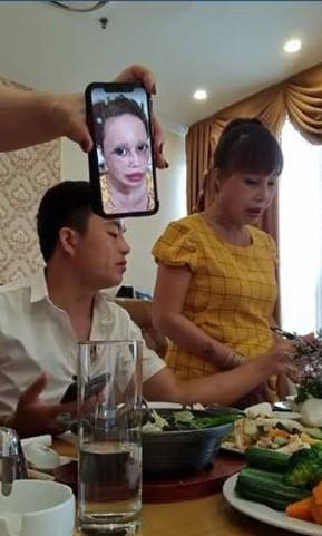 Trong lần livestream mới đây, cô dâu Thu Sao đã bất ngờ "phản dame" cực gắt để "dằn mặt".