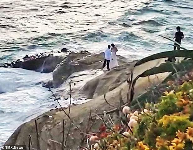 Mải chụp ảnh cưới, cô dâu chú rể nhận cái kết ra thẳng biển khơi Mai chup anh cuoi, co dau chu re nhan cai ket ra thang bien khoi