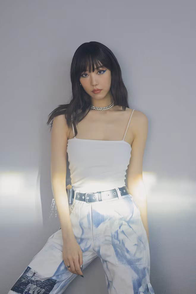 Đặc biệt, sau quá trình giảm cân thành công, nữ ca sĩ này đã có màn comeback khi khoe thân hình cực chuẩn khiến dân tình rần rần, ngưỡng mộ.