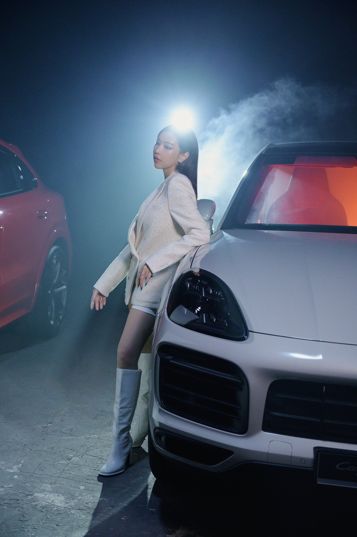 Vẻ đẹp của Min được rất nhiều người ngưỡng mộ, dù bận rộn cho hoạt động nghệ thuật nhưng cô ca sĩ vẫn chăm chút cho cơ thể để ngày càng trông gợi cảm và cân đối hơn.