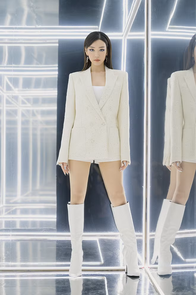 Qua hình ảnh mà cô được chia sẻ, có thể thấy nữ ca sĩ “Đừng yêu nữa, em mệt rồi” sở hữu body quyến rũ với 3 vòng gợi cảm không kém cạnh bất kì mỹ nhân Vbiz nào.