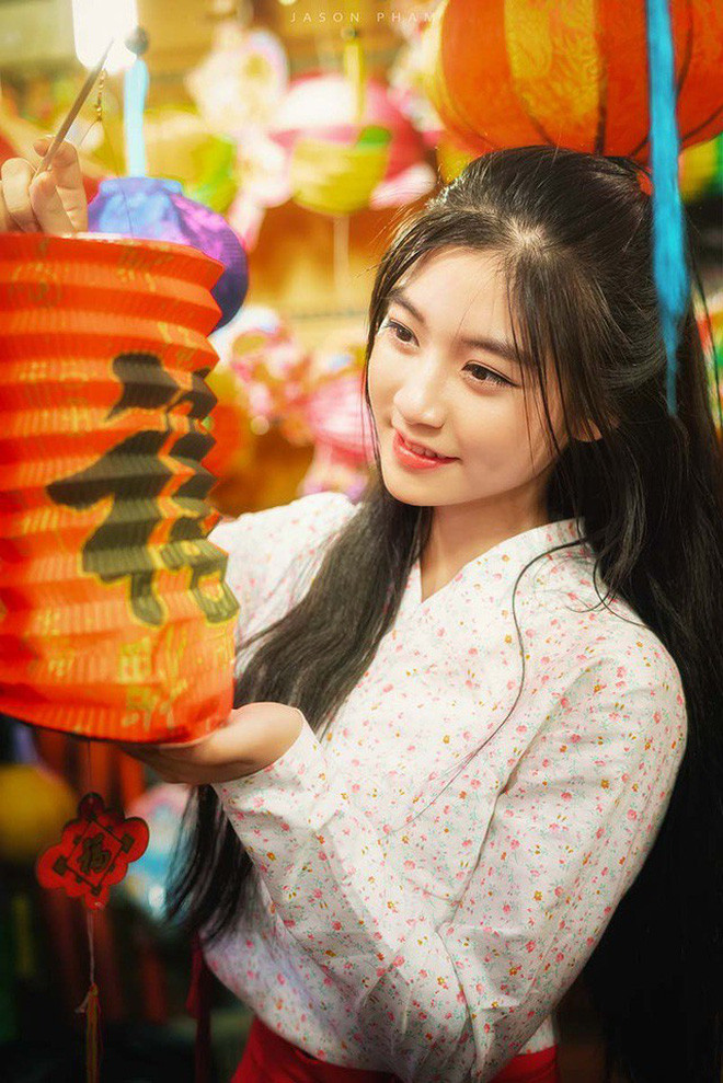 Gái xinh này ghi điểm với khuôn mặt xinh xắn, nhẹ nhàng cùng nụ cười rạng rỡ với má lúm đồng tiền có duyên.