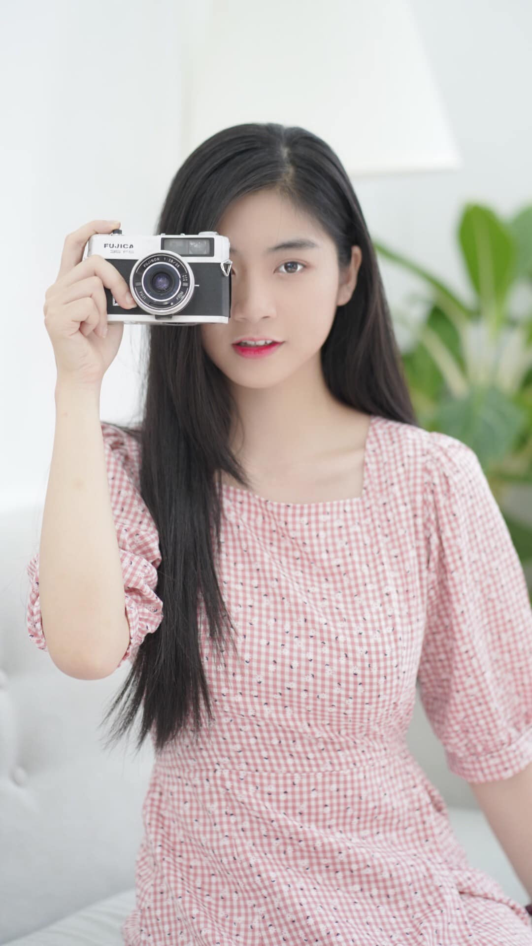 Dù ở góc độ nào hot girl này vẫn thực sự bao người phải ngẩn ngơ nhờ những góc ảnh khoe “góc nghiêng thần thánh”.