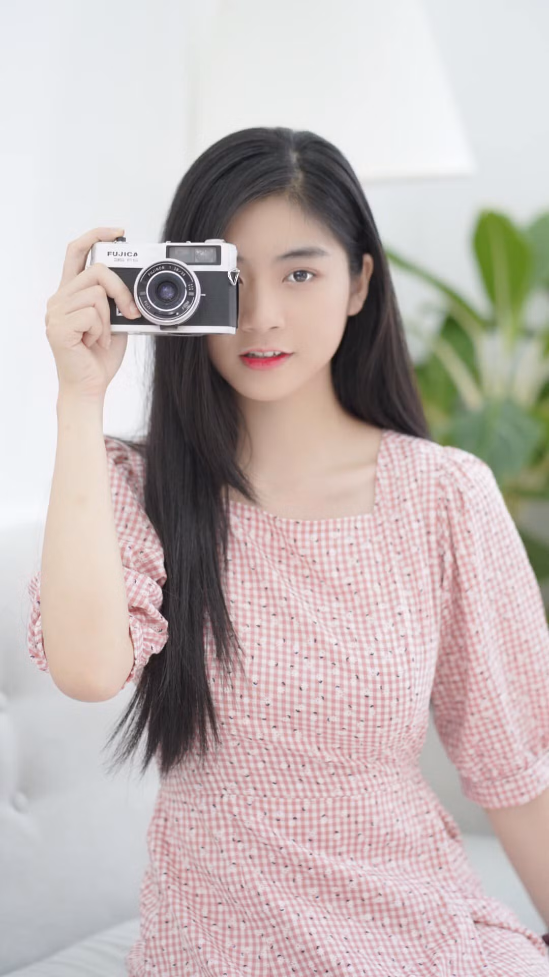 Dù ở góc độ nào hot girl này vẫn thực sự bao người phải ngẩn ngơ nhờ những góc ảnh khoe “góc nghiêng thần thánh”.