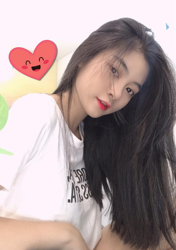 Gái xinh đang là một vlogger khá có tiếng, kênh YouTube của cô nàng hiện có 175 ngàn người theo dõi, cô thường làm vlog về du lịch, ăn uống và cả làm đẹp.