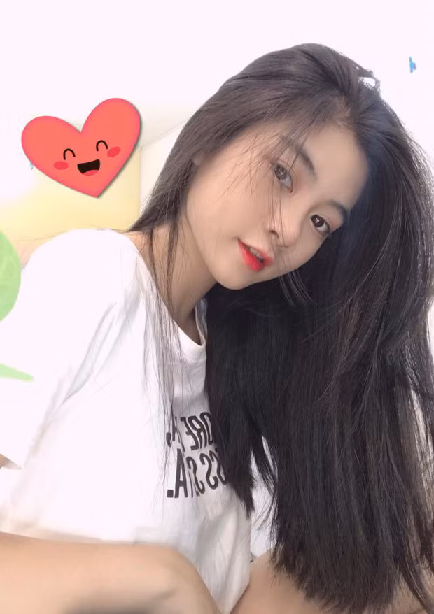 Gái xinh đang là một vlogger khá có tiếng, kênh YouTube của cô nàng hiện có 175 ngàn người theo dõi, cô thường làm vlog về du lịch, ăn uống và cả làm đẹp.